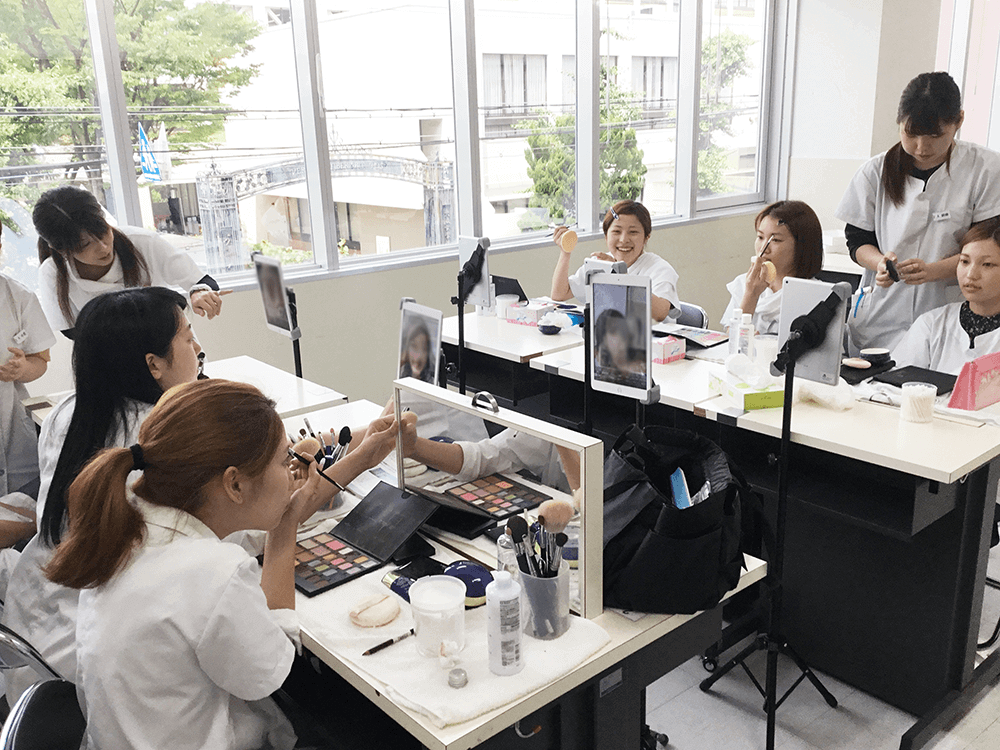 Students using "Tracing Mirror" in class