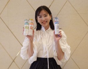 休井美郷さん明色化粧品DETクリアコラボ商品と