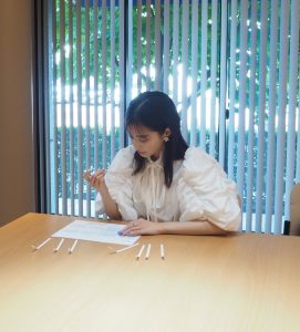 休井美郷さん本社訪問にて香水作り体験