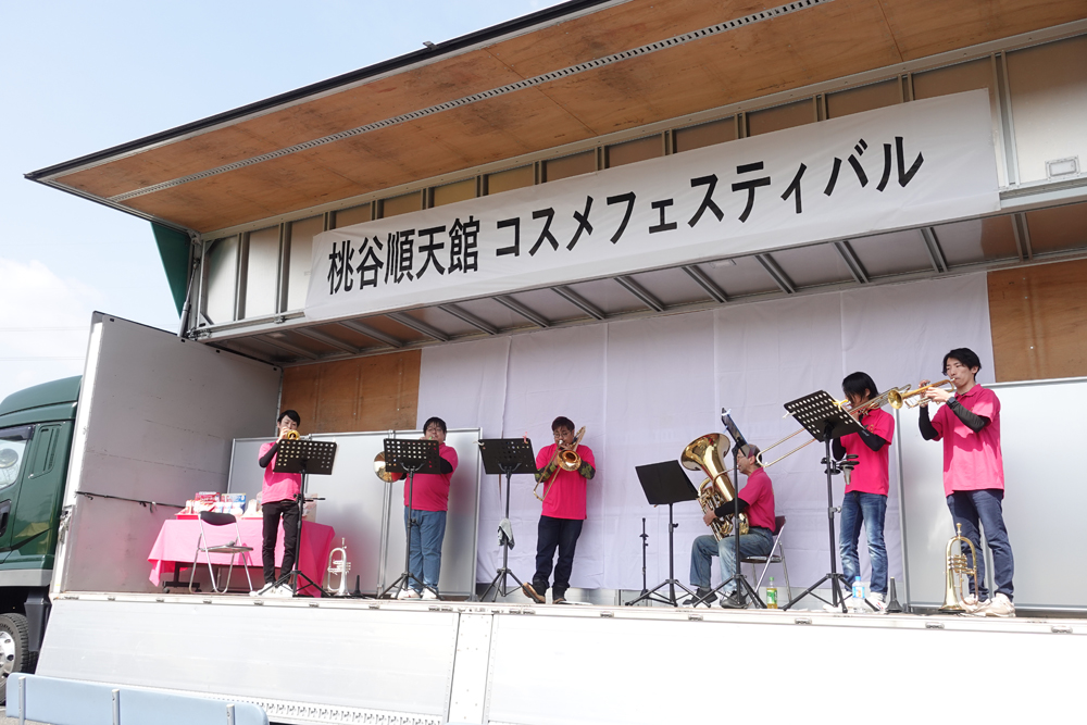 岡山工場で開催されたコスメフェスティバルでの金管アンサンブルの演奏会