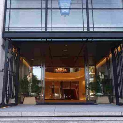 桃谷順天館の正面玄関