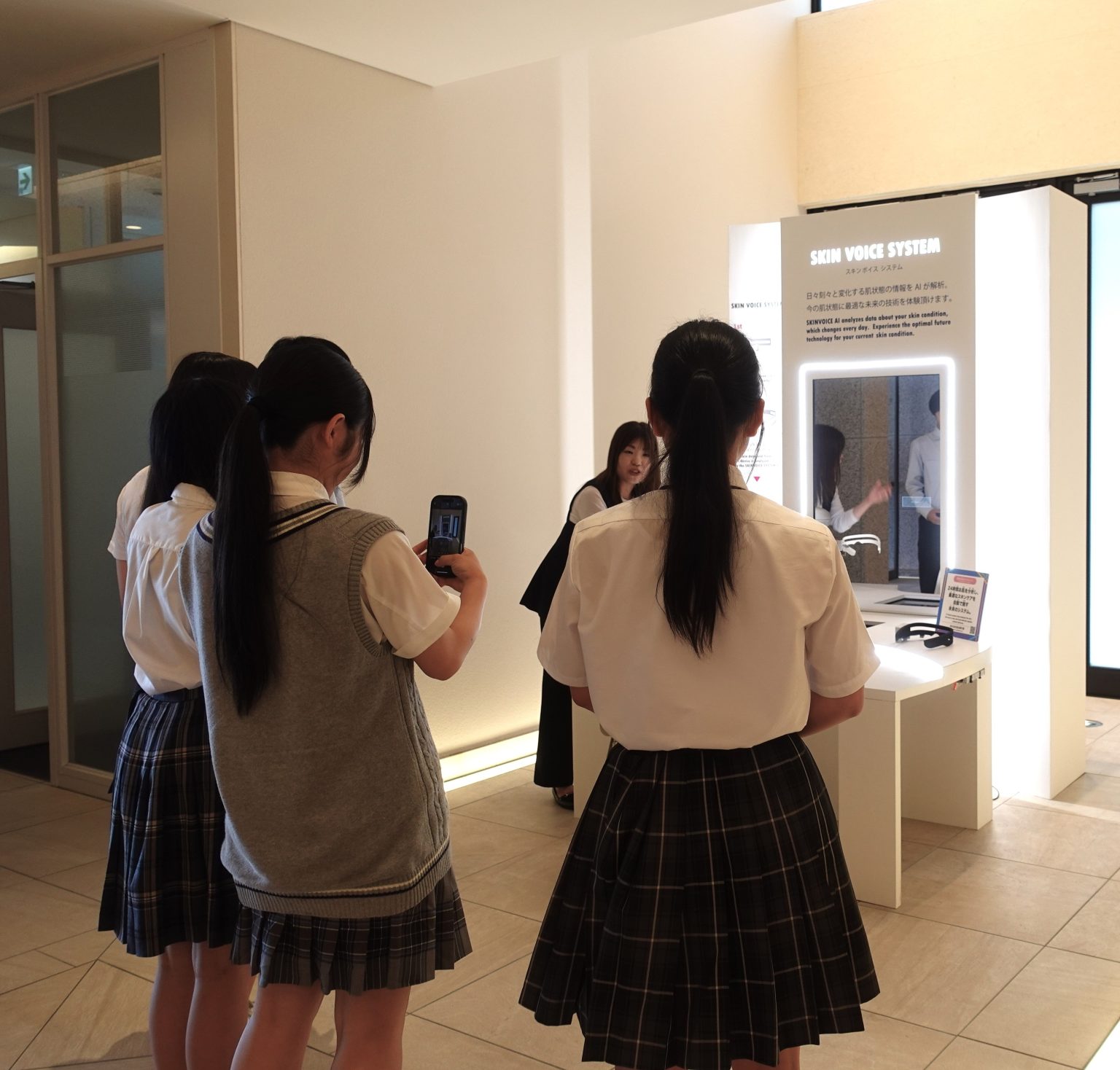 職場訪問でのSKINVOICEの見学の様子