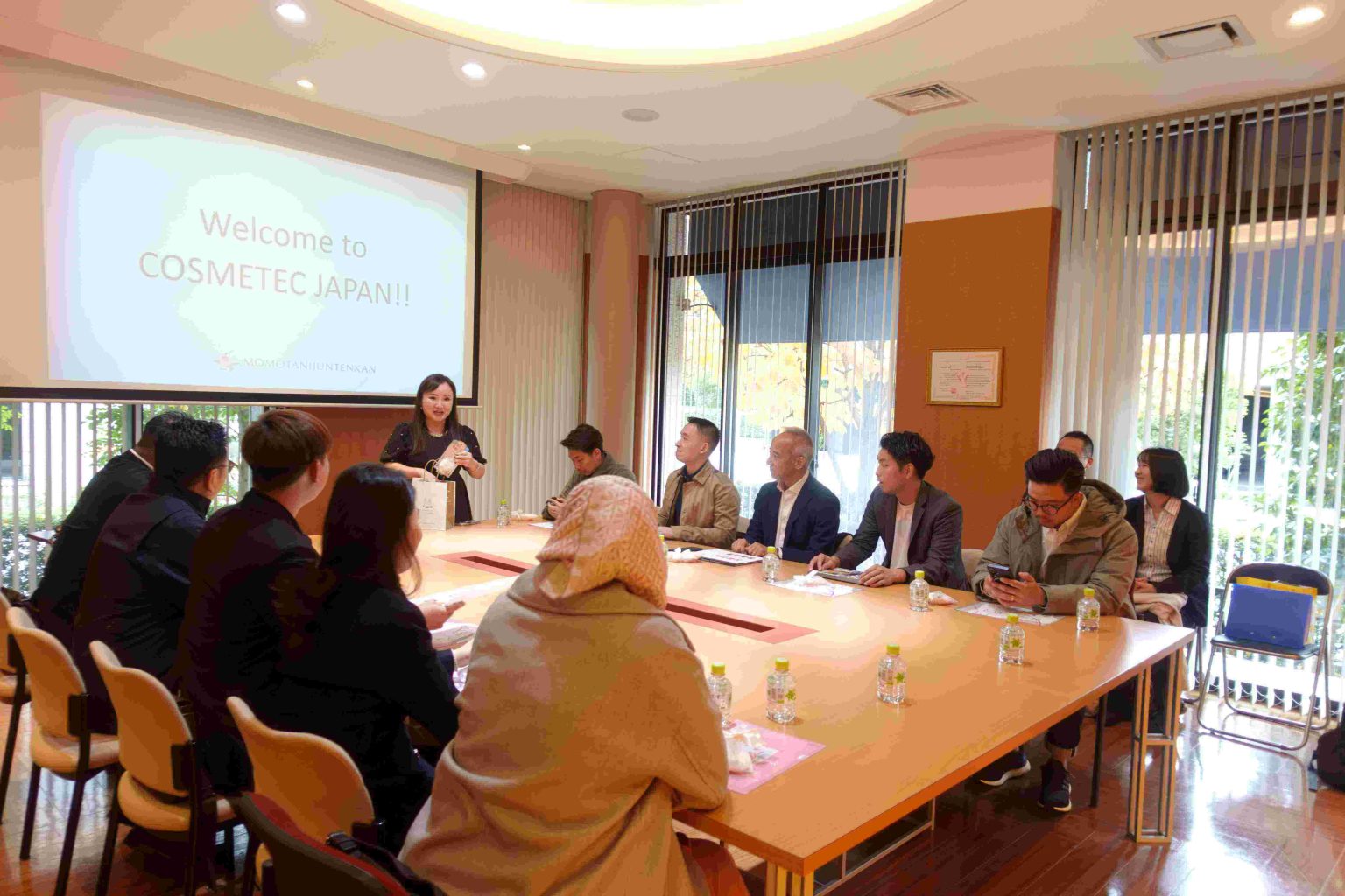 国際交流事業でご参加くださったみなさまとコスメテックジャパン伊勢社長