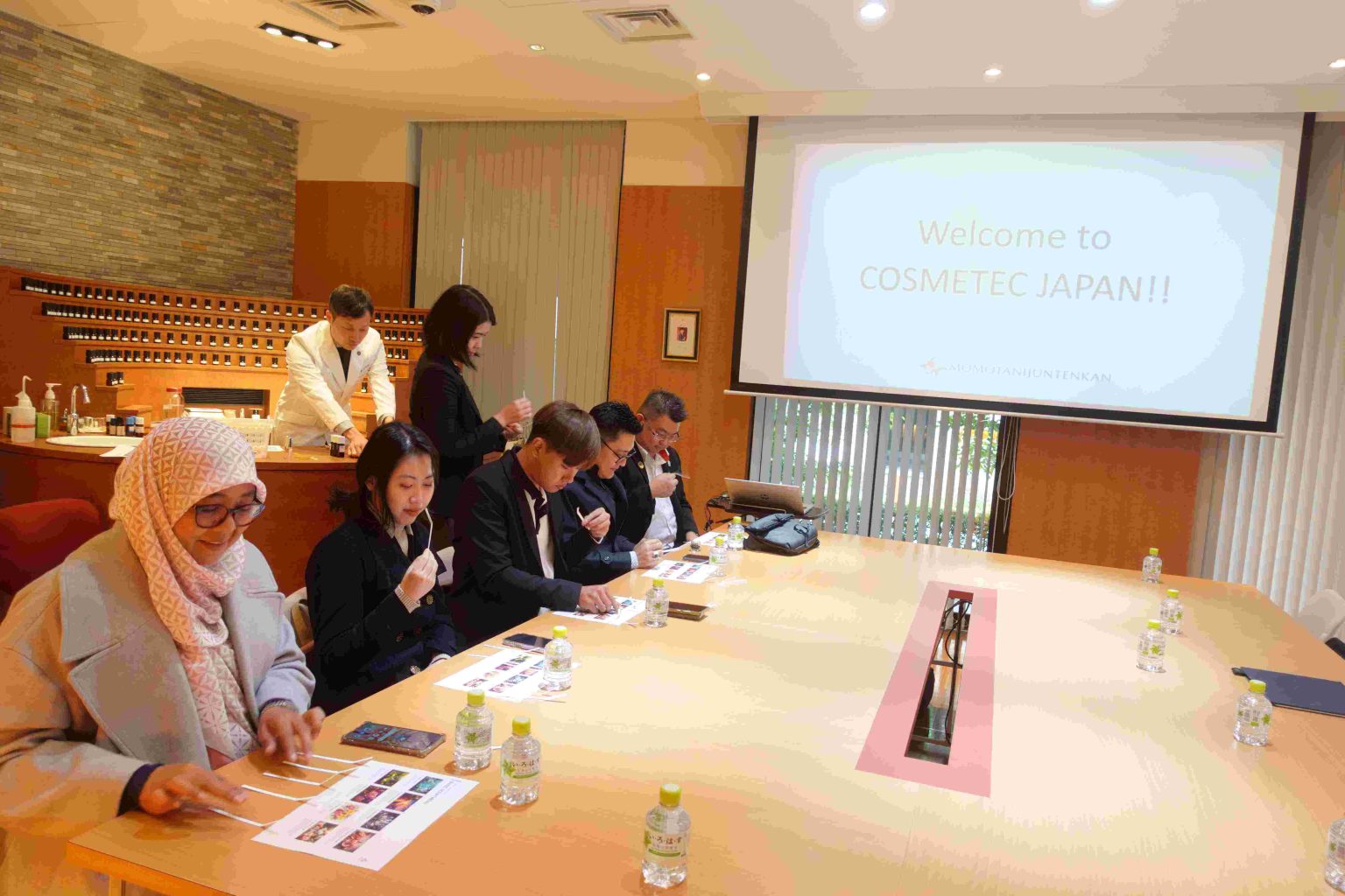 香水作り体験の様子