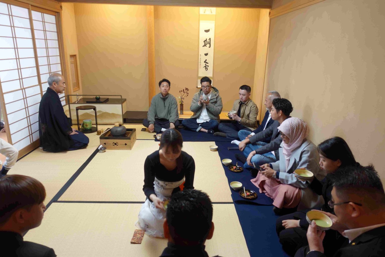 桃谷順天館の茶道部がお点前を披露。