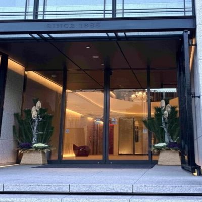 桃谷順天館の大阪本社の門松