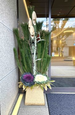 桃谷順天館の本社の門松